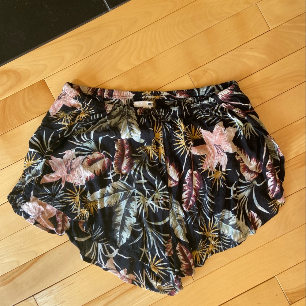 Amuse Society floral dress shorts size S